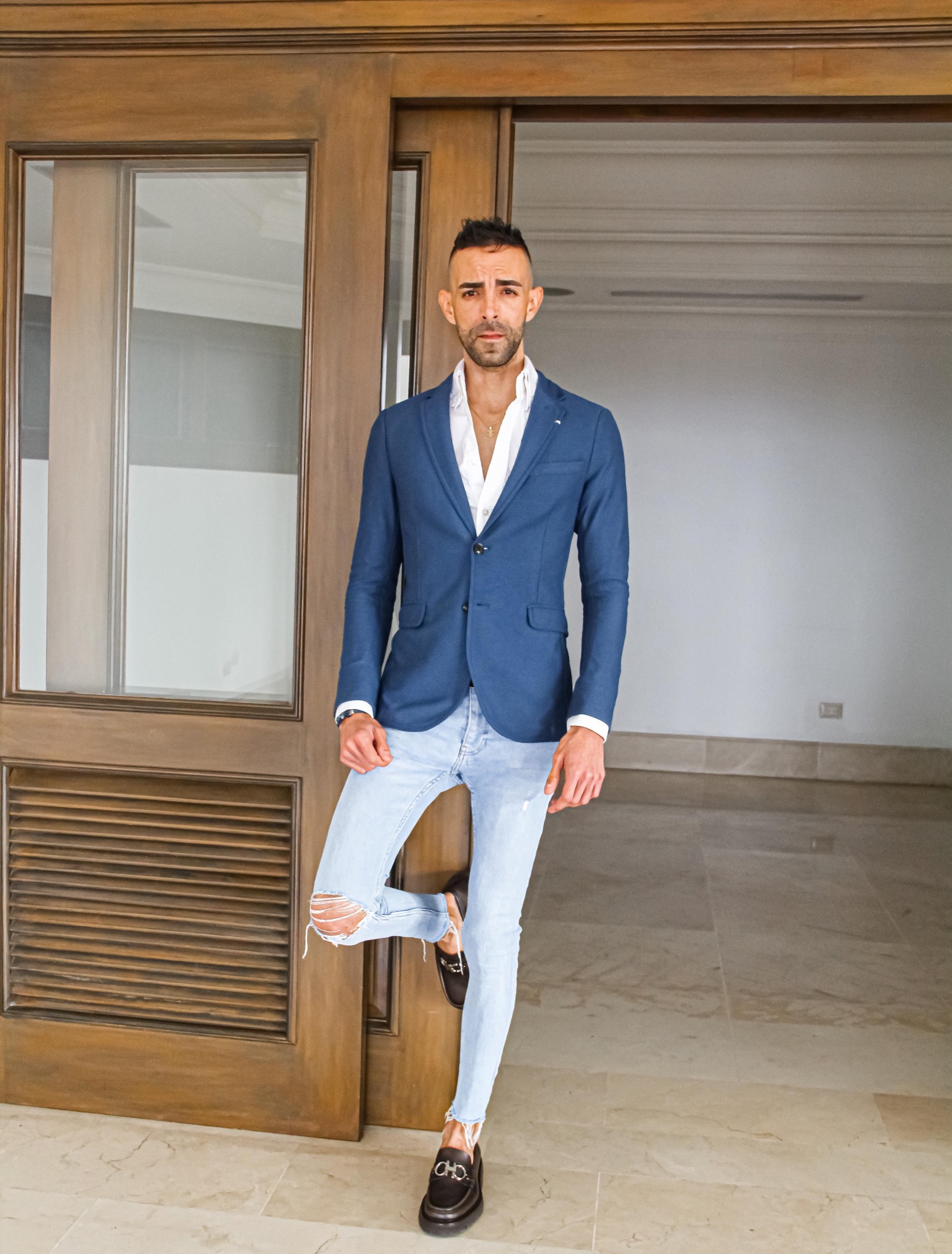 Ángel Báez en un interior sofisticado