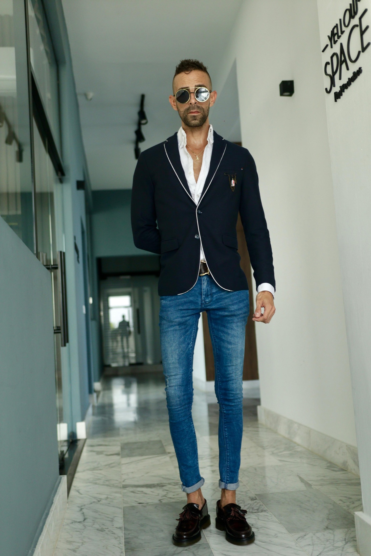 Ángel Báez caminando con atuendo elegante